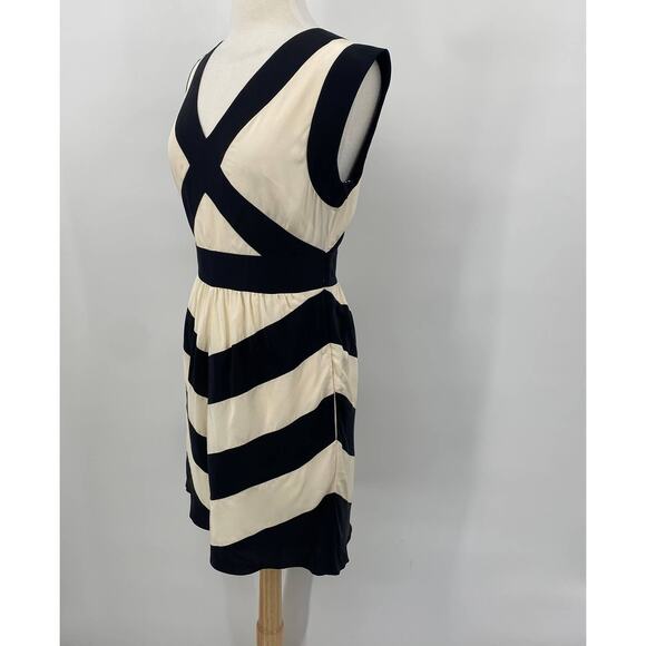 BCBGMAXAZRIA Striped Dress Silk Fit & Flare V Neck Mini Black & White Womens 8 - Picture 3 of 8
